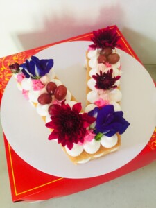 letter v cake design