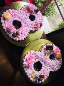 number 8 cake design - pink, chocolates