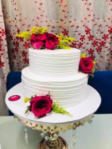 simple yet elegant wedding cake, white, red roses